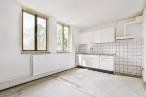 spacious-bright-white-kitchen-with-windows-2025-02-11-14-50-30-utc_11zon-300x200 refomra de cocina